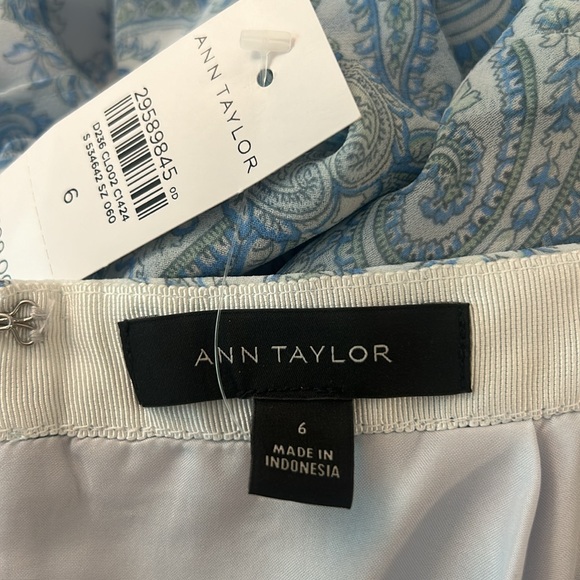 Fully lined, polyester ruffled lt blue paisley skirt by Ann Taylor, NWT. Size 6 - Picture 5 of 6